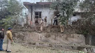 नालागढ़ पुलिस थाना के पास धमाके के बाद जांच करती पुलिस व सुरक्षा एजेंसियां।