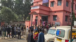 दुर्घटना के बाद पतना स्वास्थ्य केंद्र में मृतकों के स्वजन की भीड़।