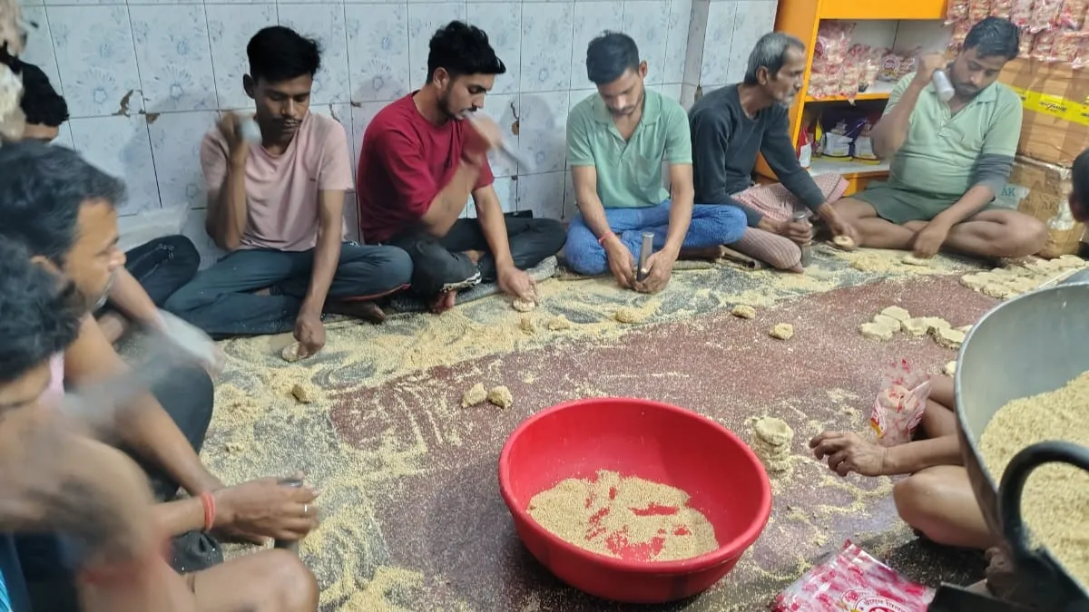 गयाजी में फैली त‍िलकुट की सोंधी खुशबू;  डंगरा वाले उत्‍पाद का तो कहना ही क्‍या, ख‍िंचे चले आते खरीदार
