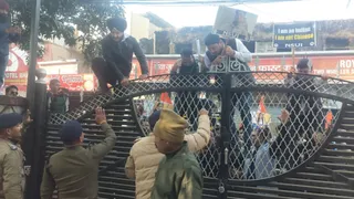 एनएसयूआई कार्यकर्ताओं ने जिलाधिकारी कार्यालय में धरना प्रदर्शन किया। जागरण