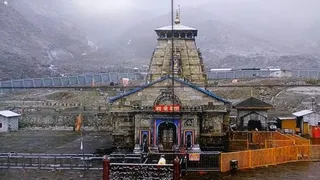 केदारनाथ धाम में लगातार दूसरे दिन शनिवार को भी बर्फबारी हुई। जागरण
