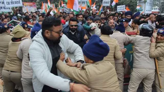 कई कांग्रेसियों के साथ ही पुलिस कर्मियों की फटी वर्दी और हुए चोटिल। जागरण