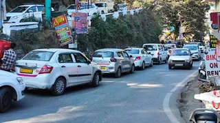 हर ओर सड़कों पर वाहनों की लंबी कतारें नजर आईं। जागरण
