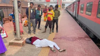 मुंबई हावड़ा गीतांजलि एक्सप्रेस से गिरकर घायल हुईं छात्रा।