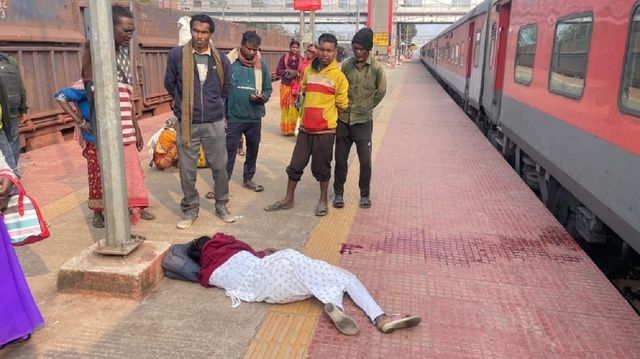 चाकुलिया में चलती Gitanjali Express से उतरने की कोशिश में गिरकर छात्रा गंभीर रूप से घायल, झाड़ग्राम रेफर
