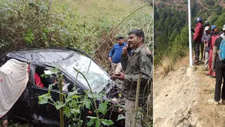 चंबा तीसा मार्ग से खाई में गिरी कार।