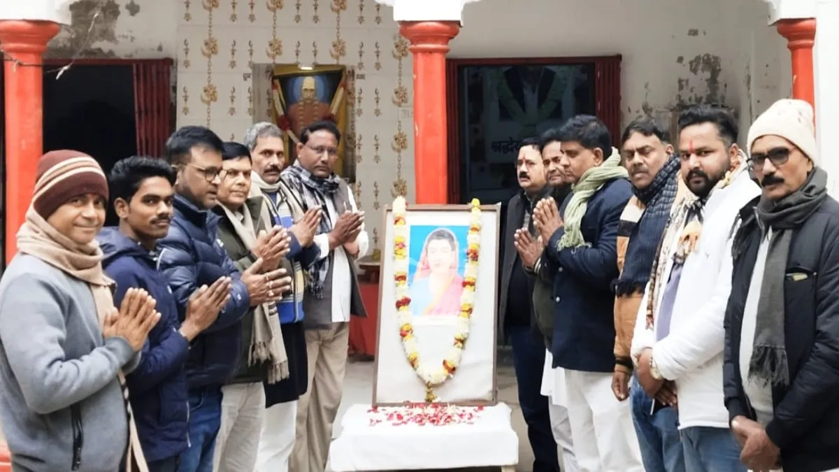 वाराणसी में सावित्री बाई फुले की जयंती पर विचार गोष्ठी का सपा कार्यालय में हुआ आयोजन