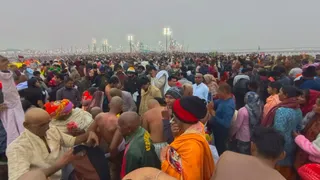 पौष पूर्णिमा पर प्रयागराज संगम में जुटी भीड़।