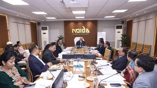 सेक्टर 6 स्थित नोएडा प्राधिकरण कार्यालय में अधिकारियों के साथ बैठक करते अवस्थापना एवं औद्योगिक विकास आयुक्त और नोएडा प्राधिकरण के अध्यक्ष दीपक कुमार। जागरण