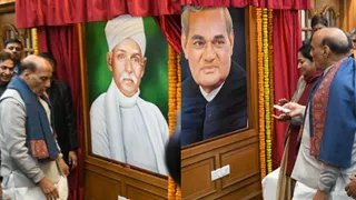 विधानसभा में भारत रत्न अटल बिहारी वाजपेयी व पंडित मदनमोहन मालवीय के चित्रों का आवरण करते रक्षा मंत्री राजनाथ सिंह साथ में मुख्यमंत्री रेखा गुप्ता व विधानसभा अध्यक्ष विजेंद्र गुप्ता। जागरण