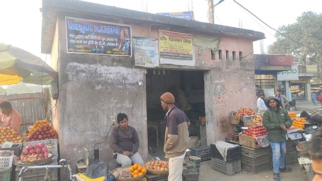 लाखों की लागत से बने रैन बसेरा पर दुकानदारों का कब्जा, शाम में बन जाता है नशेड़ियों का बन रहा अड्डा
