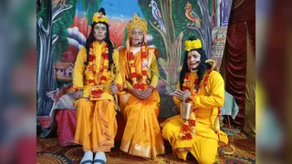 गोरशाली गांव की रामलीला में राम, लक्ष्मण व सीता के पात्र। स्रोत रामलीला समिति