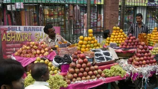 पूर्वी दिल्ली में यमुना किनारे दुकानों के बाहर अवैध ठेलों की समस्या पर नगर निगम ने कार्रवाई की है।