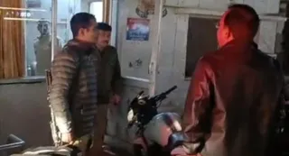 रुपये के साथ पकड़ा गया दुकानदार। वीडियो ग्रैब