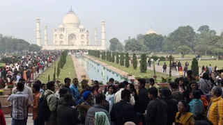 ताजमहल पर पर्यटक।