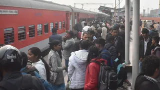 प्लेटफार्म नंबर चार-पांच की जगह एक पर पहुंची ट्रेन। जागरण