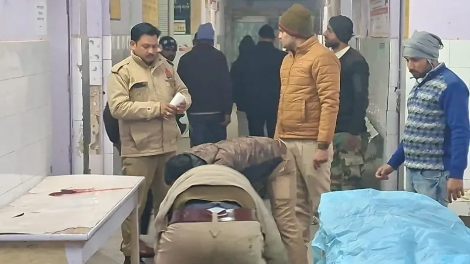 इटावा सड़क हादसे में पिता-दो बेटों की मौत, ट्रक ने बाइक को मारी टक्कर; मौके पर तोड़ा दम
