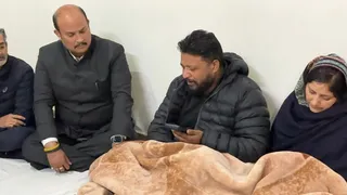 धर्मशाला कॉलेज की छात्रा के माता पिता व कैबिनेट मंत्री यावविंद्र गोमा सीएम सुक्खू से मोबाइल पर बात करवाते हुए।