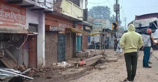 क्षतिग्रस्त क्लीनिक व हाईवे में खड़ा डंपर के पास लगी भीड़। जागरण