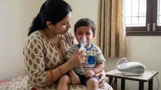 बच्चे को नेबुलाइजर देने का सही तरीका क्या है? (Image Source: AI-Generated)