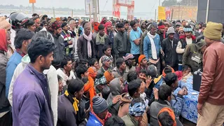 प्रयागराज माघ मेला में लाइसेंस शुल्क में अवैध वसूली का आरोप लगाकर विरोध प्रदर्शन करते नाविक। जागरण