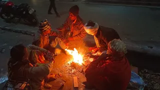Prayagraj Weather संगम नगरी कड़ाके की ठंड और शीतलहर की चपेट में है, अलाव ही सहारा बना है। जागरण