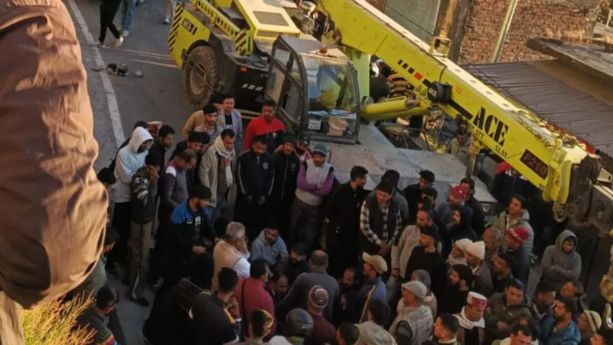 Sirmaur News: कमरोऊ में हाईड्रा क्रेन ने सड़क किनारे खड़ी स्कूटी को मारी टक्कर, बच्चे की मौत पर लोगों का हंगामा
