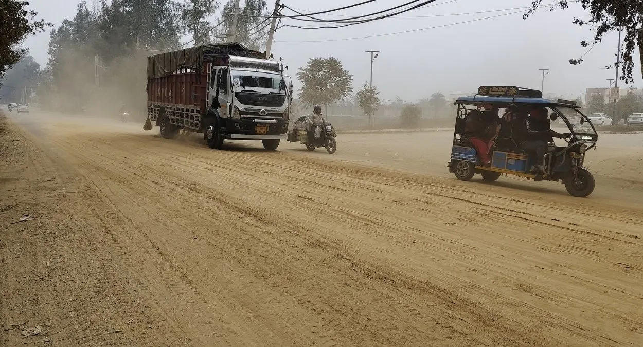 हरियाणा: व्यासपुर में धूल का कहर, ओवरलोड डंपरों से उड़ती मिट्टी ने जीवन बनाया दूभर; बढ़ रहा दुर्घटनाओं का खतरा
