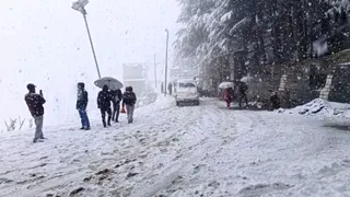 पहाड़ों में जमी बर्फ तो मैदानी इलाकों में शीतलहर। (पीटीआई)