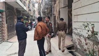 राम नगर में बुजुर्ग दंपती के घर के बाहर जांच के दौरान पुलिस : जागरण