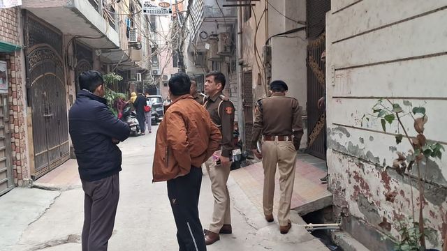 पूर्वी दिल्ली में रिटायर्ड शिक्षक दंपती की हत्या से हड़कंप, चेहरे पर मास्क लगाए फ्लैट में घुसता दिखा संदिग्ध
