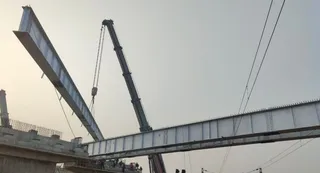 इकबालपुर और रुड़की स्टेशनों के बीच रेलवे ओवर ब्रिज के लिए कंपोजिट स्टील गर्डर का काम शुरू। जागरण