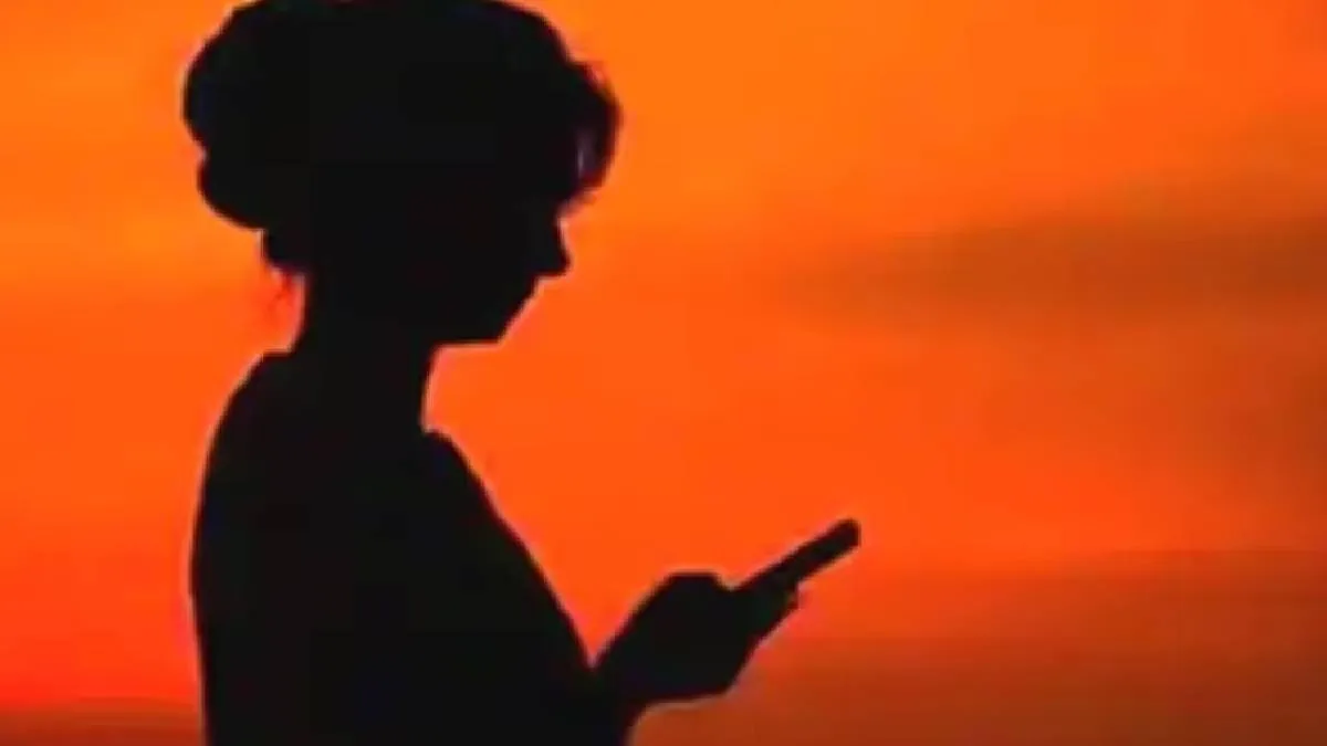 महिला ने युवक को हनीट्रैप में फंसाया, बढ़ती गईं नजदीकियां... वीडियो वायरल की धमकी देकर लाखों की मांग
