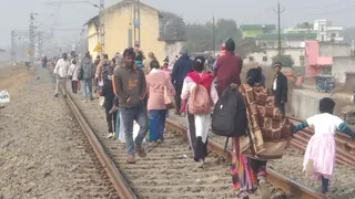 पैदल अपने गंतव्य की ओर जाते यात्री। (जागरण)