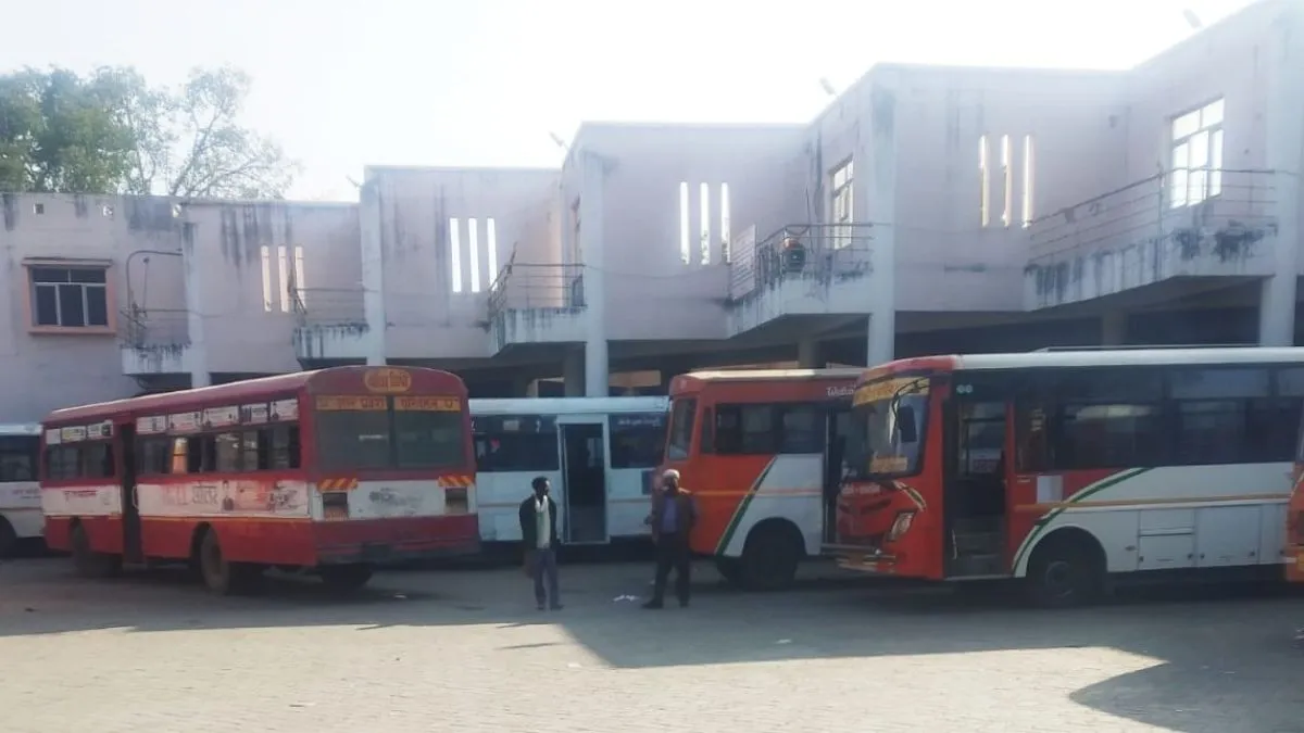 माघ मेले में 80 बसें लगाने के बाद भी नहीं निकल रहे श्रद्धालु, सर्दी बनी परेशानी का सबब
