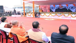 प्रधानमंत्री नरेन्द्र मोदी रविवार को वाराणसी में आयोजित 72वें राष्ट्रीय वॉलीबॉल टूर्नामेंट में वीडियो काॅन्फ्रेंसिंंग के जरिए शामिल हुए।