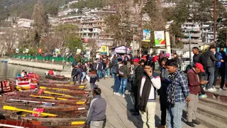 पर्यटन स्थलों में सैलानियों की भारी भीड़ देखी गई। Jagran