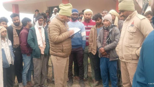 पेड़ से लटका मिला युवक का शव, प्रेम प्रसंग की बात सामने आई, जांच में जुटी पुलिस
