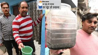 नलों से आते दूषित जल को दिखाते लोग