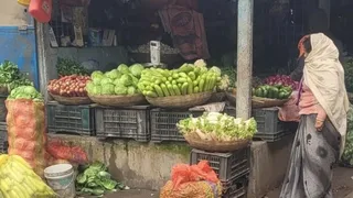 सब्जी के बढ़े दाम। (जागरण)