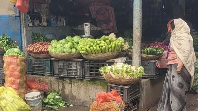 अररिया में सब्जी की कीमतों में उछाल, ग्राहक को कड़ाके की ठंड में छूट रहा पसीना
