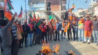 भाजपा मंडल कार्यकर्ताओं ने सोमेश्वर में प्रदर्शन कर कांग्रेस पार्टी का पुतला फूंका।