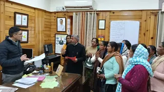 चंबा में बीपीएल सूची में नाम हटने पर उपायुक्त को ज्ञापन सौंपते लोग। जागरण