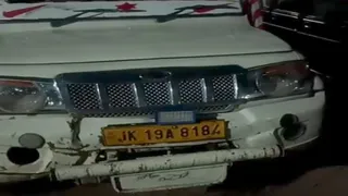स्थानीय लोगों द्वारा किए गए दो घंटे के आंदोलन के दौरान वाहनों की लंबी कतारें लग गई।