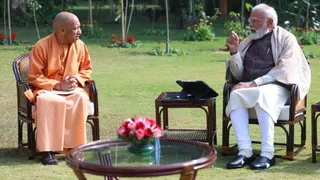 गुनगुनी धूप में पीएम नरेन्द्र मोदी से साथ लॉन में बैठे सीएम योगी आदित्यनाथ
