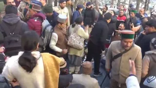 शिमला में सचिवालय के बाहर प्रदर्शन करते दिव्यांग। जागरण