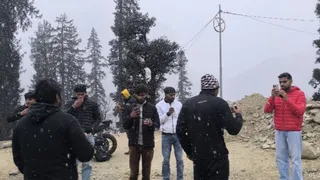 मनाली के पर्यटन स्थल अटल टनल रोहतांग के छोर पर गिर रहे बर्फ के फाहे।