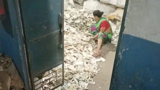 फैक्ट्री में कचरा अलग करती महिला। जागरण