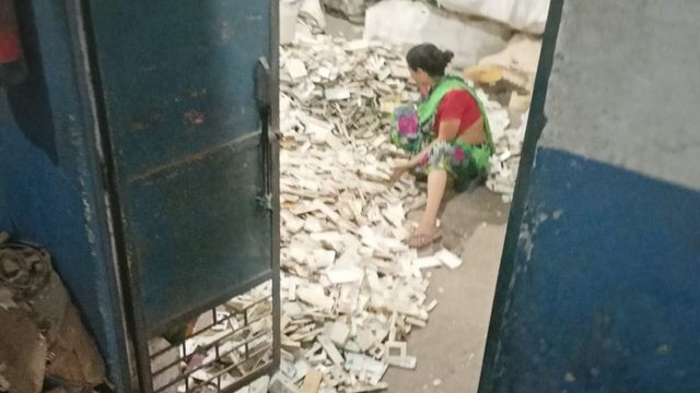 IIT और नि‍फ्ट से पढ़े दो भाई कबाड़ से बदल रहे कि‍‍स्‍मत; इनके बनाए टाइल व फर्नीचर की व‍िदेशों में भी मांग 
