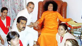वेनेजुएला के अपदस्थ राष्ट्रपति निकोलस मादुरो और उनकी पत्नी सिलिया फ्लोरेस सत्य साईं बाबा के साथ। फोटो - X